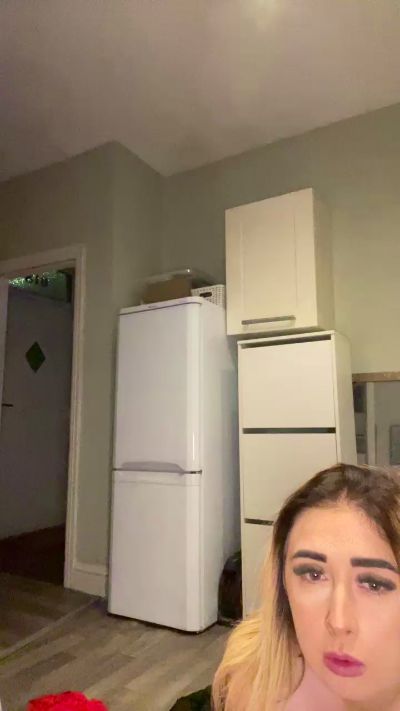 Analqueen2204 live from United Kingdom