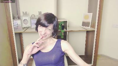 AngelinaLess_ live from United States