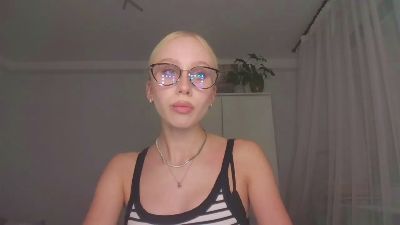AnyaPeach live from Germany