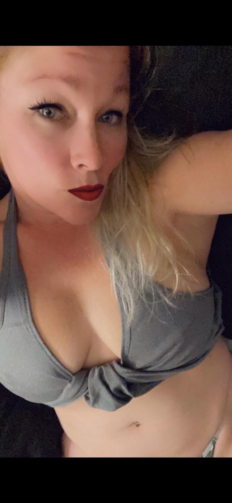 BlondeSquirter live from United States