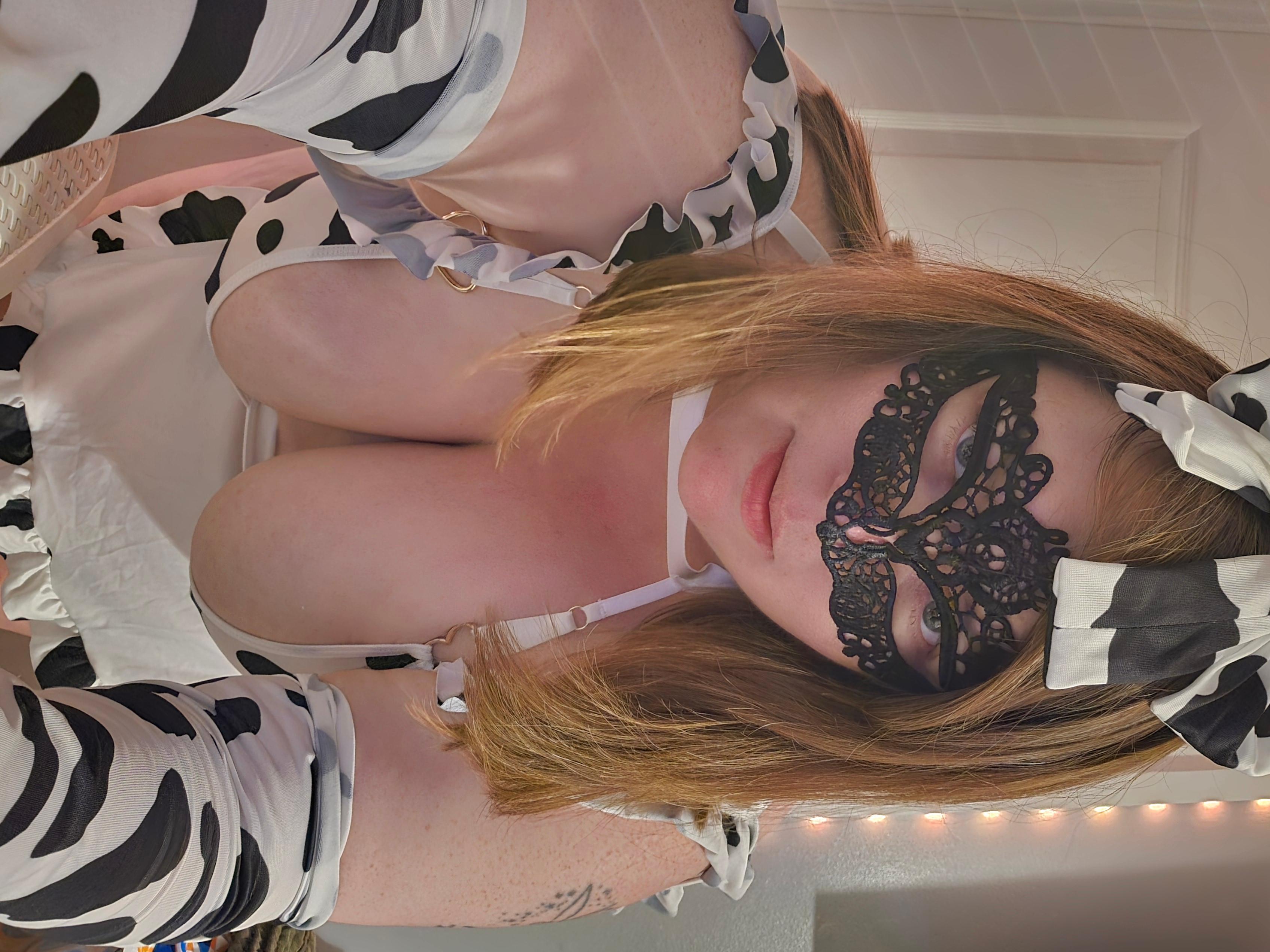CurvyCate90 live from United Kingdom