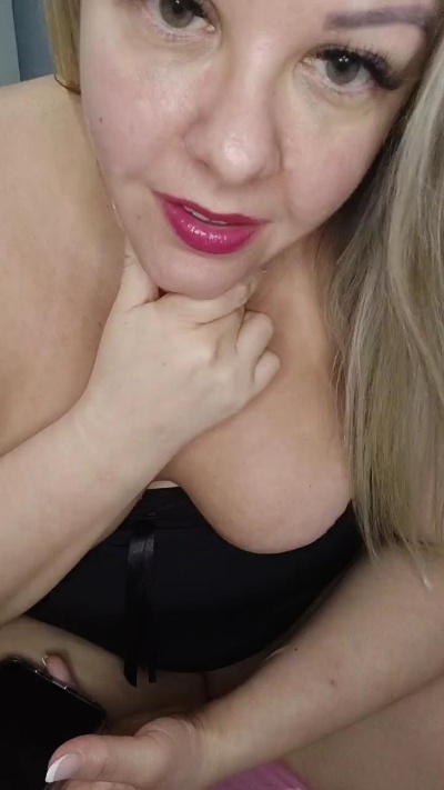 Dalilla_morango live from Brazil