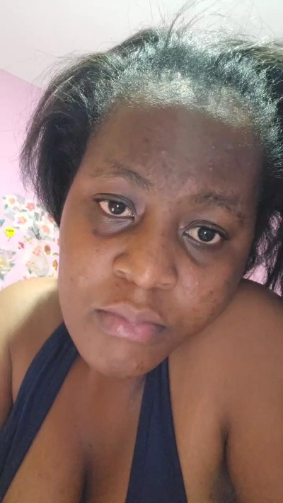 Ebony_Tess live from Kenya