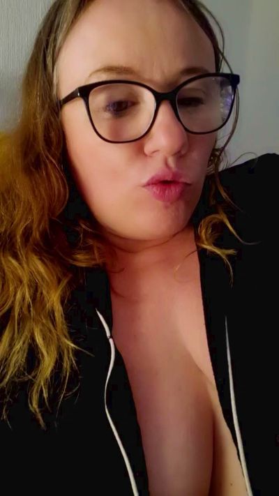Emmaloulou3 live from United Kingdom