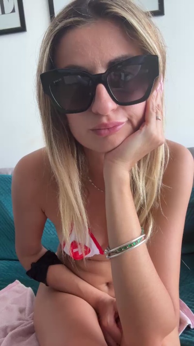 Evelyn909 live from Italy
