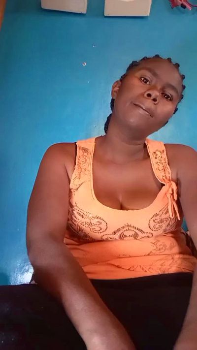 Evelyne0 live from Madagascar
