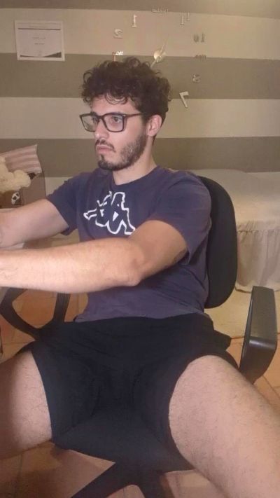 LeoLove98 live from Italy