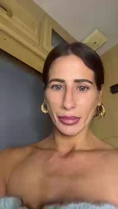 Missfoxylady33 live from United Kingdom