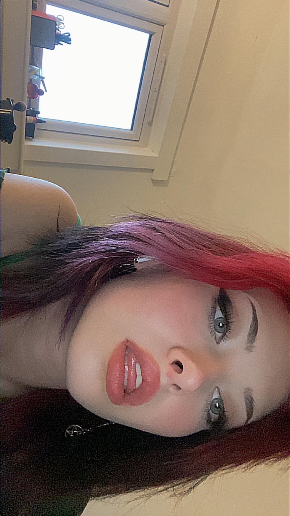 Moon_baby22 live from United Kingdom