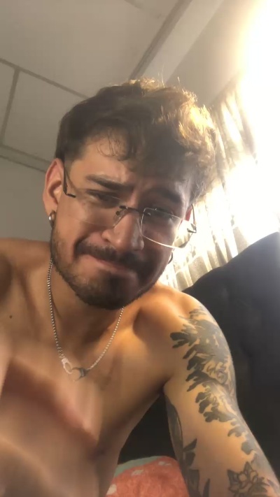 Nickyyy__ live from Colombia