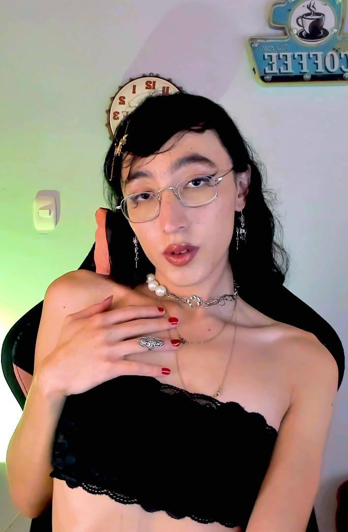 NicoleLpz live from Colombia