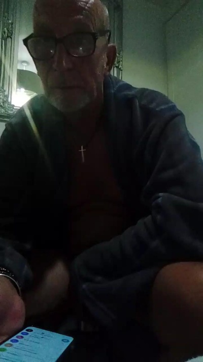 Popperpig52 live from United Kingdom