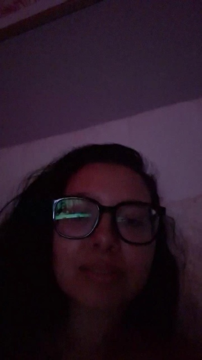 PoppyBelle live from United Kingdom