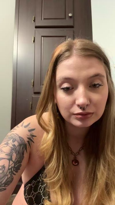 Rosaleejaden live from United States
