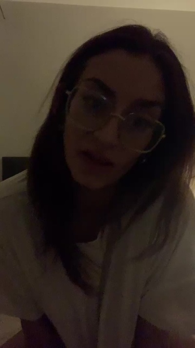 SluttyBaby321 live from United Kingdom