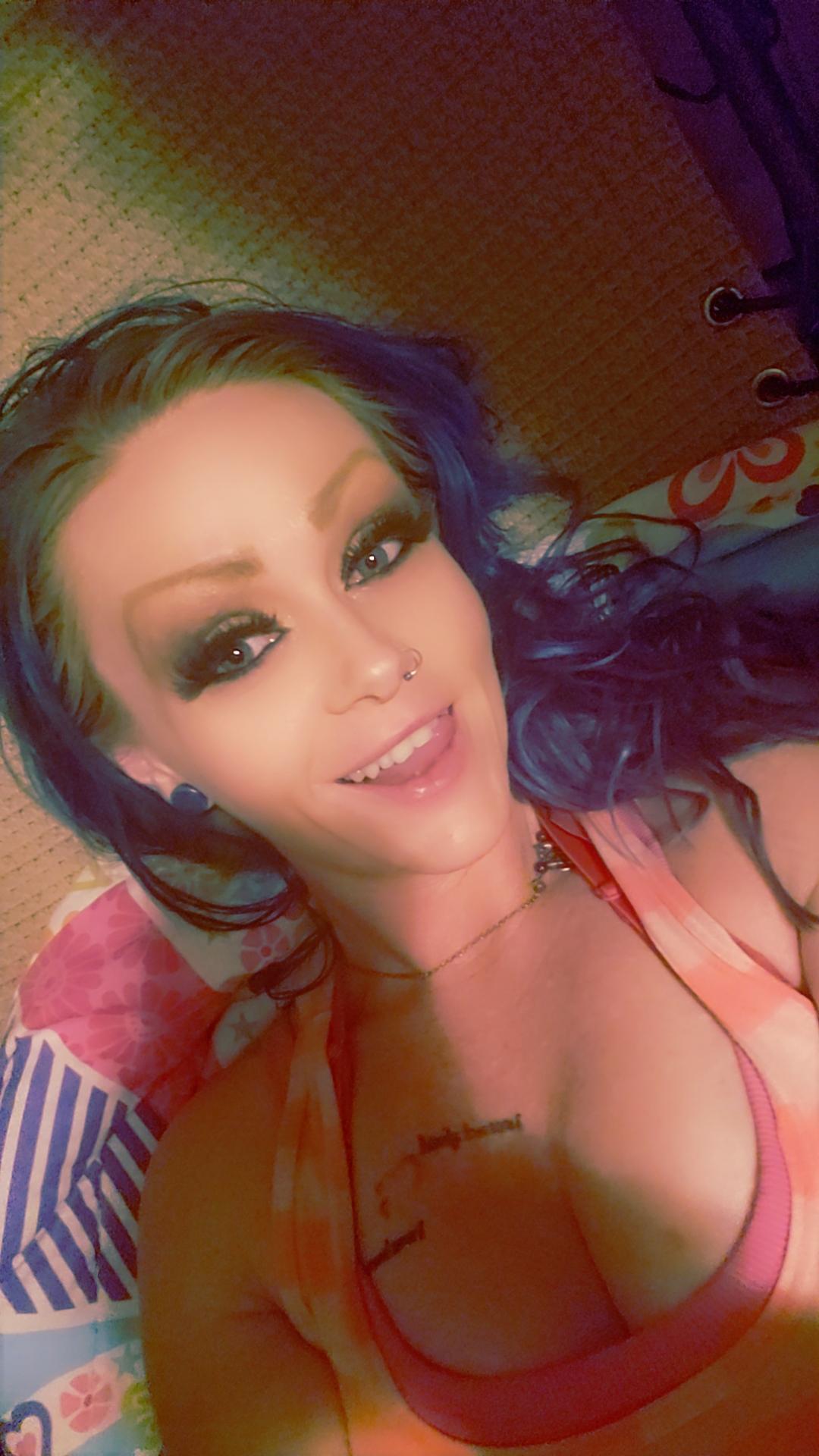 XxMoon_MagikxX live from United States