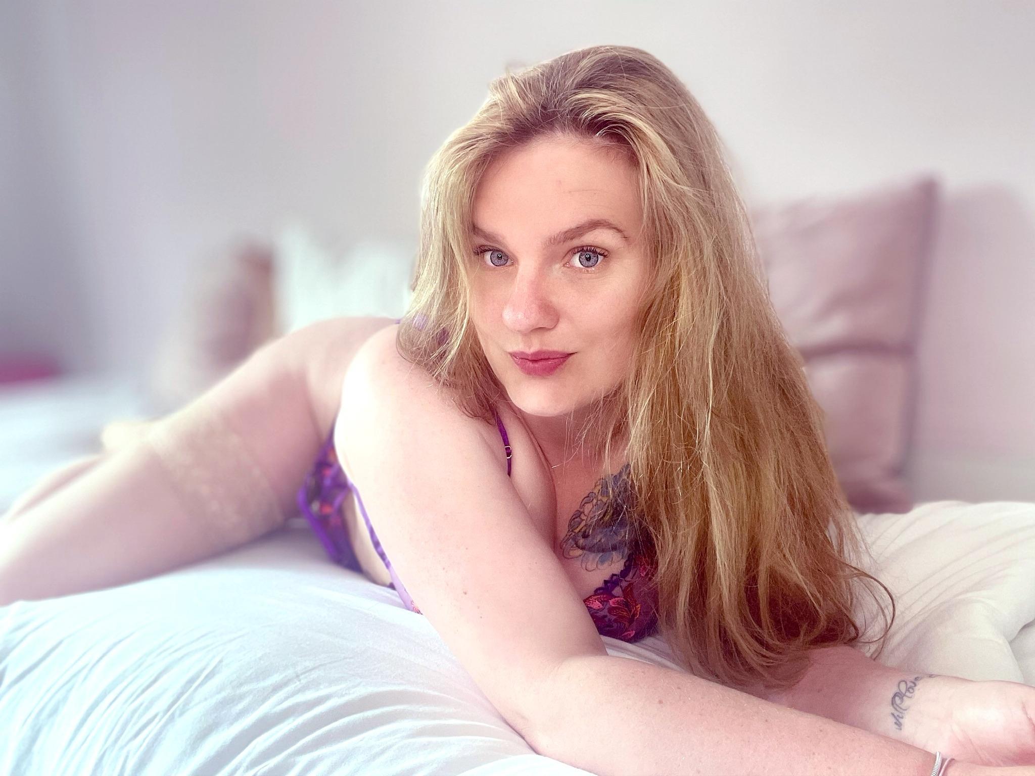__samanthaalice live from United Kingdom