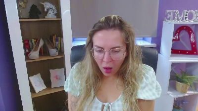 xZoey live from United Kingdom