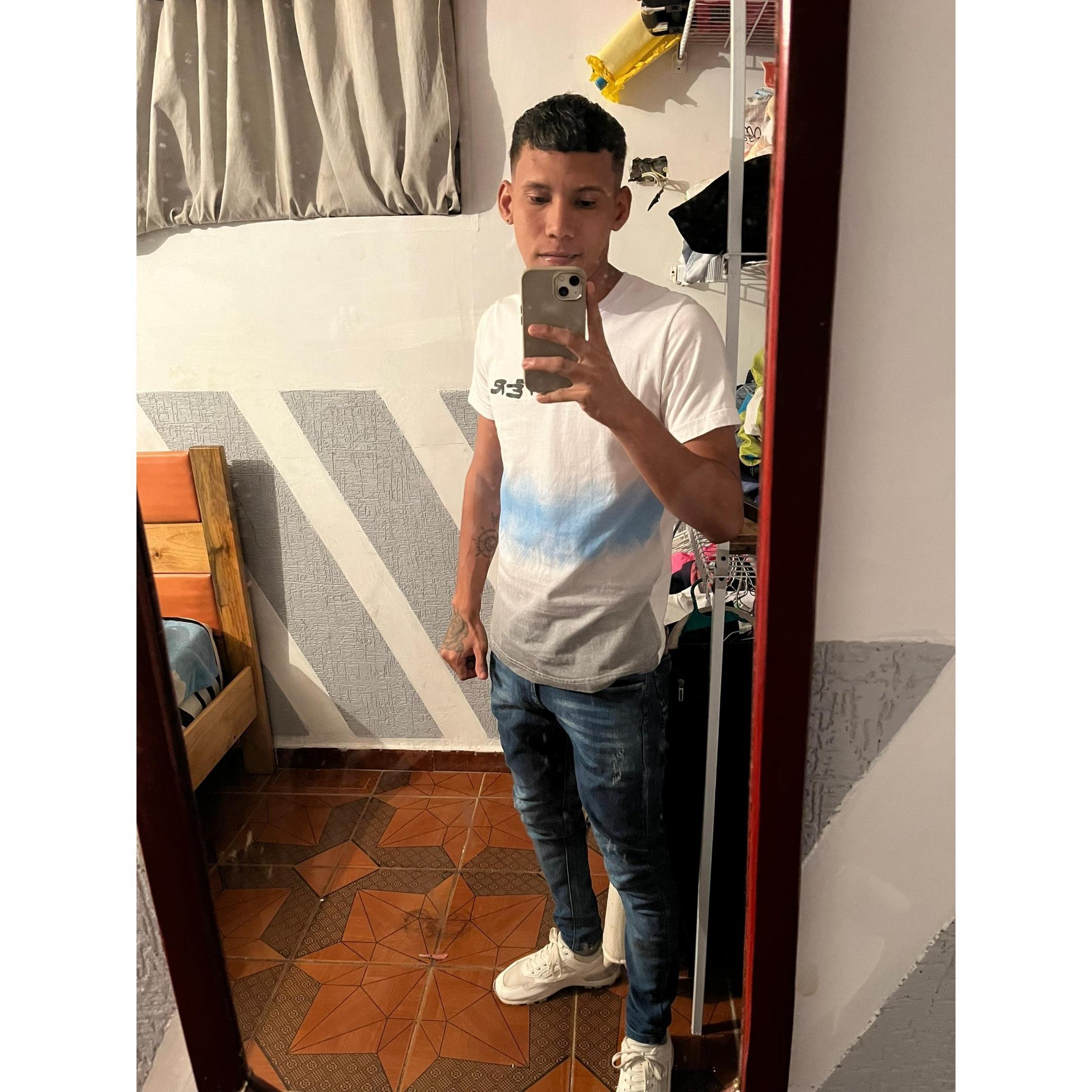 yohanderson23 live from Colombia